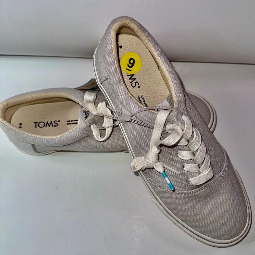 Men’s Size 9 Toms Ortholite Light Grey Canvas Lace-Up Sneakers
